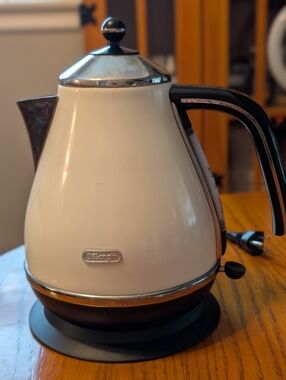 De Longho White Electric Kettle - Classic White Finish. Preloved.